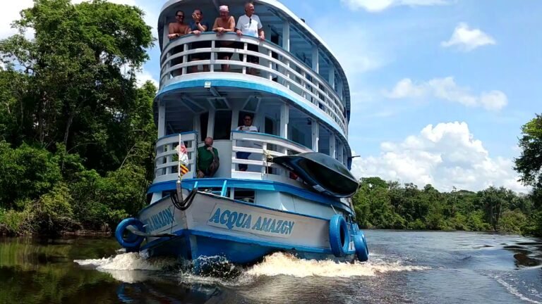 Barco acqua amazon Navegando rio Araca Amazonia